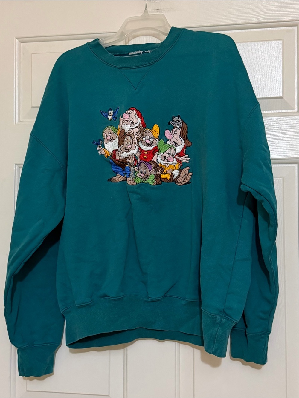 Vintage 1990s Disney Store Snow White & Seven Dwarfs Embroidered Sweatshirt XL
